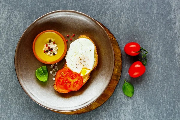 Bruschetta aux œufs pochés — Photo