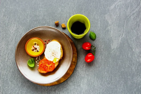 Bruschetta com ovo escalfado — Fotografia de Stock