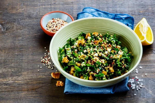 Grünkohl und Quinoa-Salat — Stockfoto