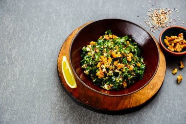Kale ve quinoa salata