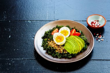 Quinoa, kale ve yumurta kase