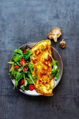 Mantarlı omlet ve salata