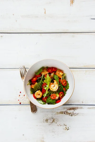 Salada de rúcula com camarão — Fotografia de Stock