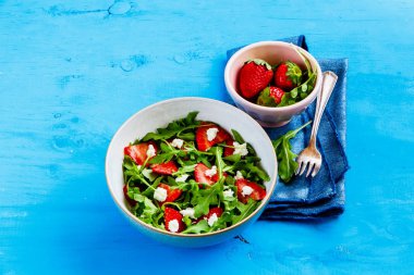 Çilek roka beyaz peynirli salata