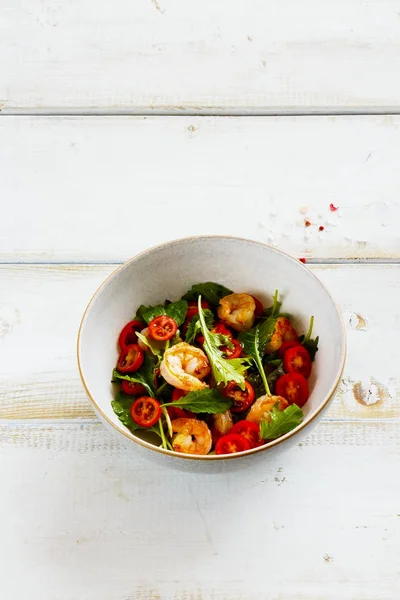 Salada de rúcula com camarão — Fotografia de Stock