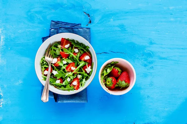 Aardbei rucola feta kaas salade — Stockfoto