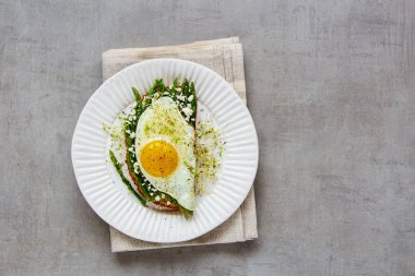 Bahar sandviç plaka üzerinde