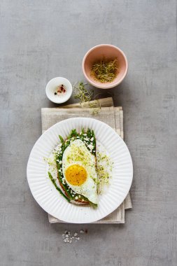 Bahar sandviç plaka üzerinde