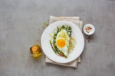 Bahar sandviç plaka üzerinde
