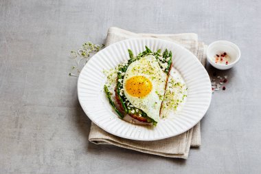 Bahar sandviç plaka üzerinde