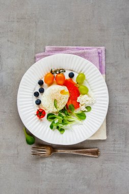 haşlanmış yumurta ve somon