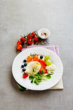 haşlanmış yumurta ve somon