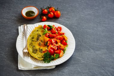 Omlet roka ve domates salatası ile