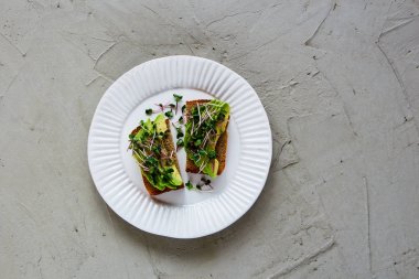 Plaka üzerinde avokado tost