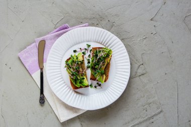 Plaka üzerinde avokado tost