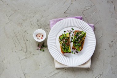 Plaka üzerinde avokado tost