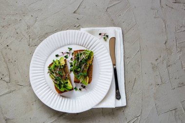 Plaka üzerinde avokado tost