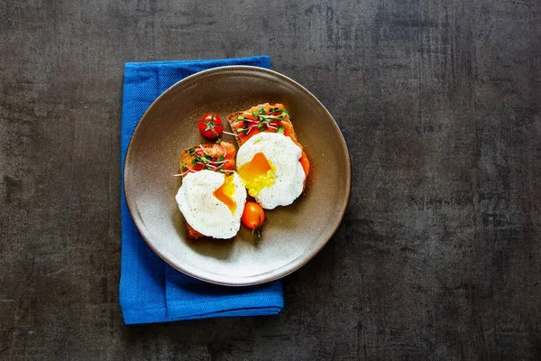 Smoked salmon toasts