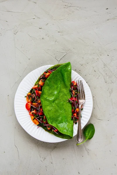 Зелений омлет з салатом — стокове фото