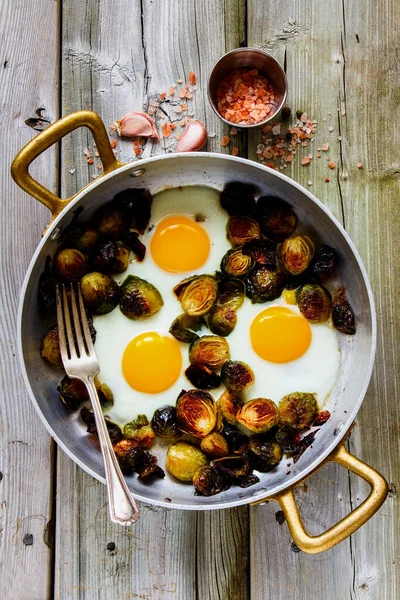 Fried eggs with brussel sprouts — Stock Photo, Image