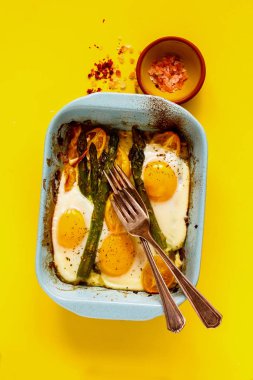 Pişmiş sebze ve yumurta.