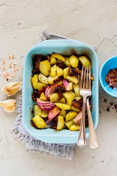 Patate al forno, funghi e cipolla — Foto Stock