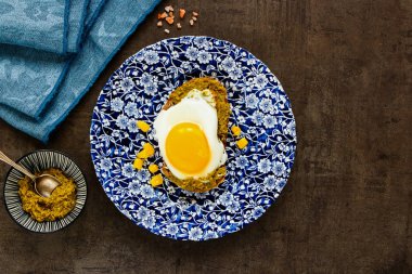 Kızarmış yumurtalı sandviç