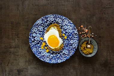 Kızarmış yumurtalı sandviç