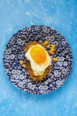 Kızarmış yumurtalı sandviç