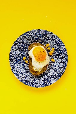 Kızarmış yumurtalı sandviç