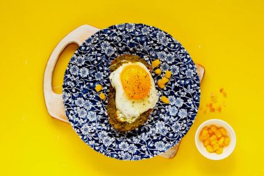 Kızarmış yumurtalı sandviç