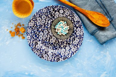 Doğum günü kekleri pişiriyorum.