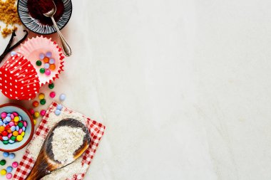 Doğum günü kekleri pişiriyorum.