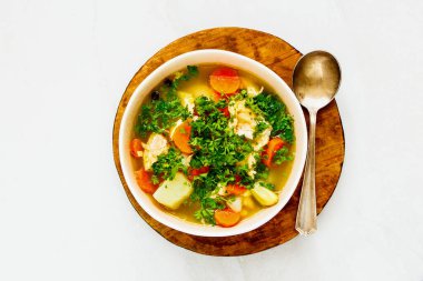 Yukarıdan tahta kesme tahtasına somon konmuş kırmızı balık çorbası.