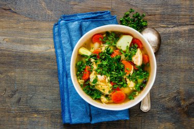 Ev yapımı balık çorbası ve somon ve taze otlar.