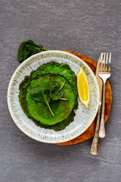 Gesunde Grüne Spinat Pfannkuchen Teller Auf Grauem Hintergrund Flach Gelegt — Stockfoto