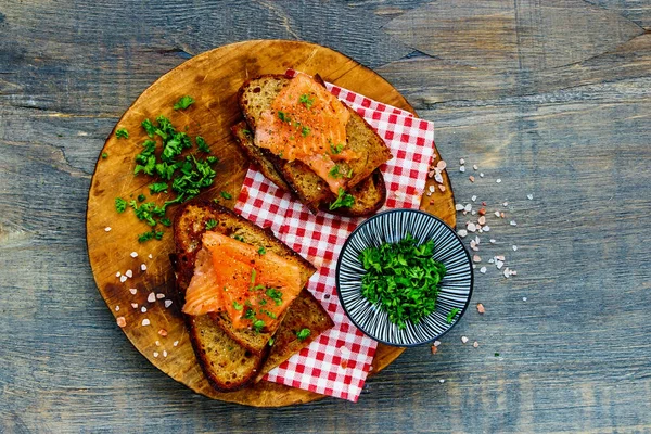 Hierbas Frescas Con Salmón Ahumado Sobre Pan Parrilla Sobre Tabla — Foto de Stock