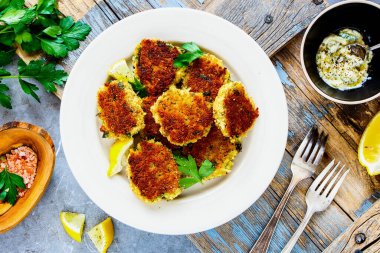 Sebzeli krep, limon ve taze bitkilerle yoğurt sosu. 