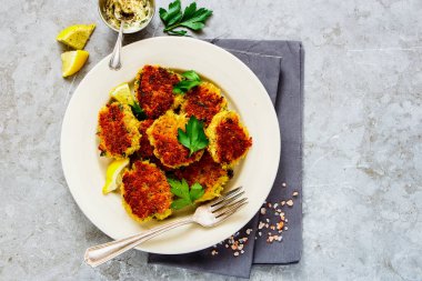 Hafif arka planda nefis sebze krepleri.