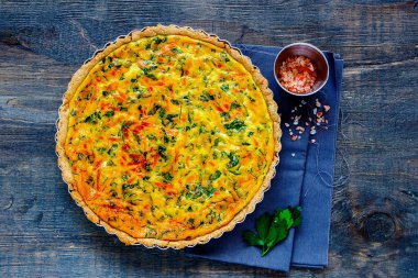 Ev yapımı klasik peynirli kiş ve taze otlar.