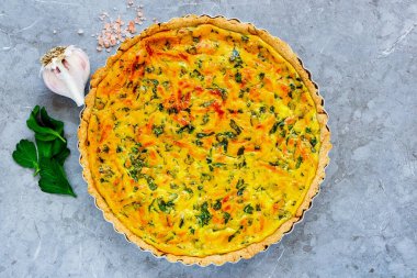 Ev yapımı klasik peynirli kiş ve taze otlar.