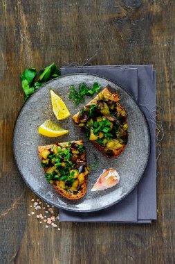 Fırında kızartılmış sıcak patates salatası ve ızgara ekmek.