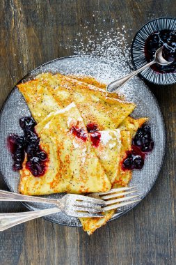 Yaban mersini reçelli haşhaşlı gözleme. Yaklaş.