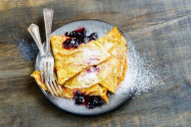 Yabanmersini reçelli haşhaşlı krep yakın plan. 