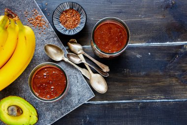 Çikolata, muz ve avokado kokteyl kavanozları.