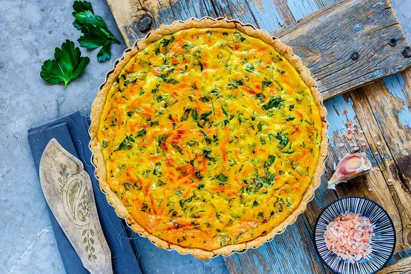 Hafif arka planda otlu taze peynirli kiş.