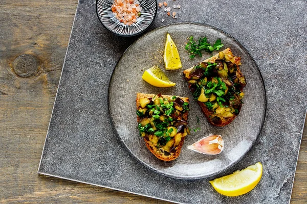 Färsk Ugnsstekt Varm Aubergine Sallad Bröd Platt Lay — Stockfoto