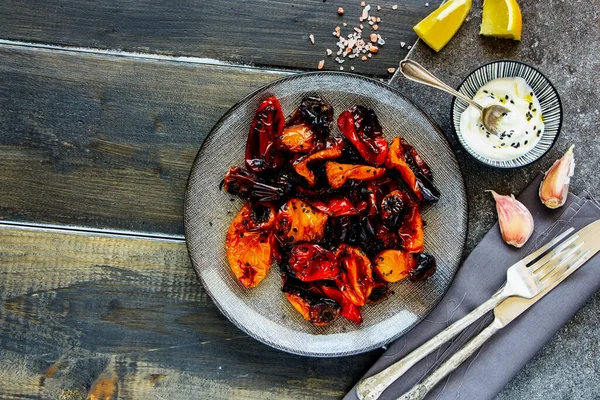 Pimientos Dulces Horneados Con Aderezo Yogur Vista Superior Del Plato — Foto de Stock