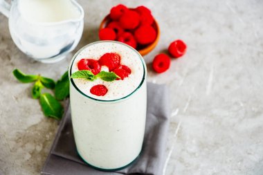 Cam kavanozda ahudududulu yoğurtlu smoothie.