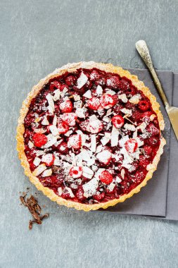 Ev yapımı ahududulu çikolatalı tart.